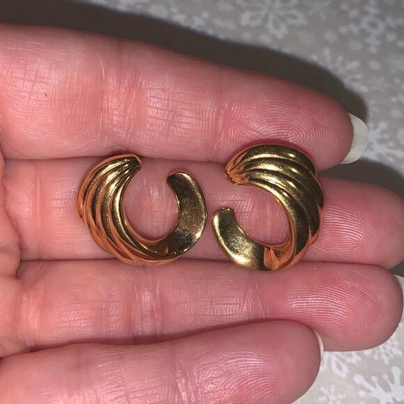 Vintage Crown Trifari Gold Pierced Hoop Earrings - Picture 5 of 16